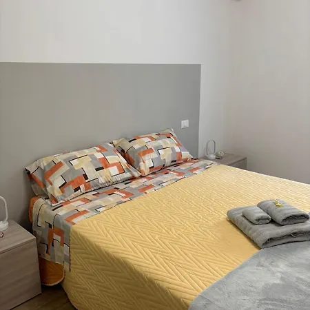 Apartment Host & C